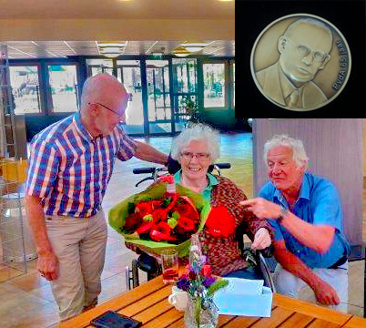 Erepenning en bloemen voor mw T. Schram-Siedsma voor 65 jaar lidmaatschap PvdA