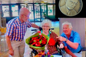Erepenning en bloemen voor mw T. Schram-Siedsma voor 65 jaar lidmaatschap PvdA